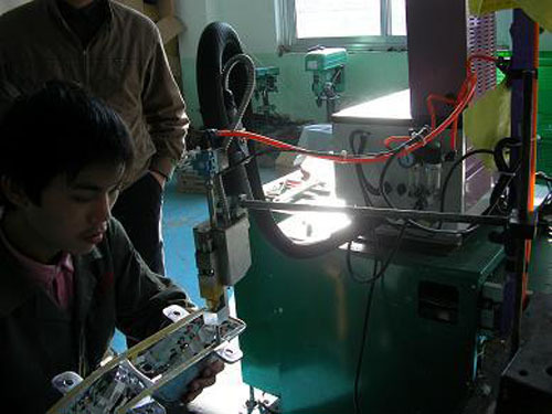 熱熔膠機在汽車工業(yè)的應(yīng)用